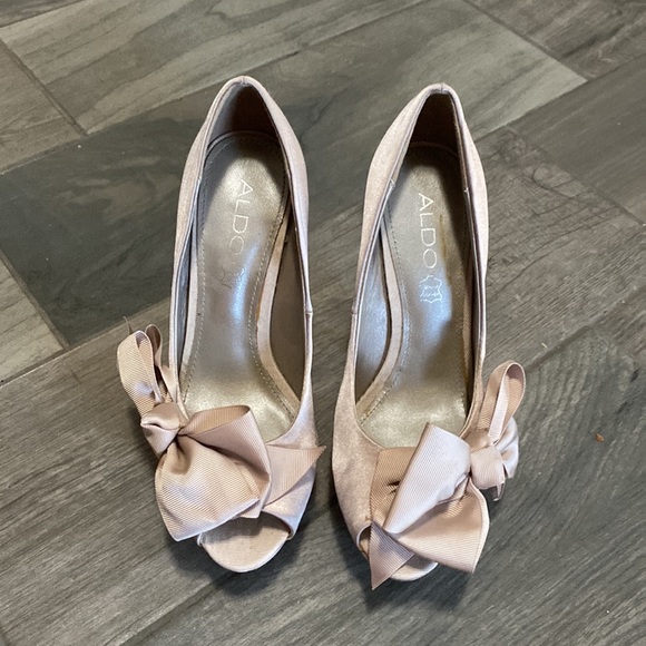 Nude ALDO bow open toe pumps. Unworn size 6.5. - Picture 2 of 4
